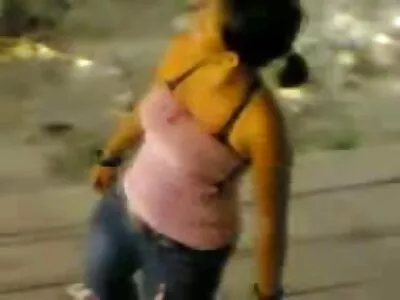 నా MILF పుస్సీ చాలా తడిగా ఉంది