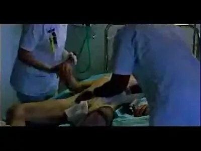 టీన్ బేబ్ ఒక డిల్డో మీద కూర్చోవాలనుకుంటుంది