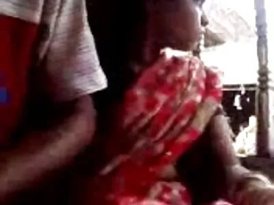 పెద్ద టిట్స్ ఉన్న హాట్ ఉమెన్ ప్రదర్శిస్తుంది