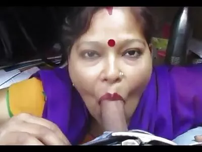 గ్లాసులతో వేశ్య ఒక పెద్ద డిక్ పీలుస్తుంది