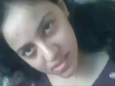 అందమైన పడుచుపిల్ల ఇక్కడ సిగ్గుపడదు