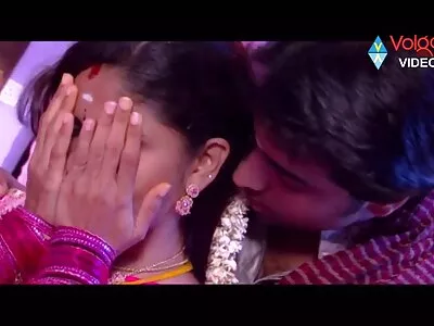 గుబురుగా చీలిన జపనీస్ పసికందు తాకింది